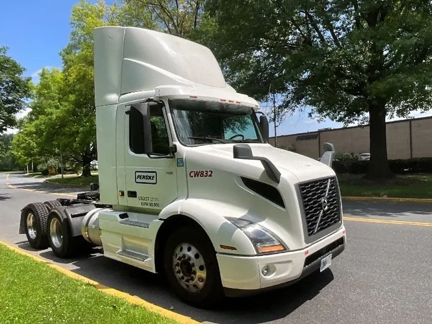 2020 Volvo Truck VNR photo 1