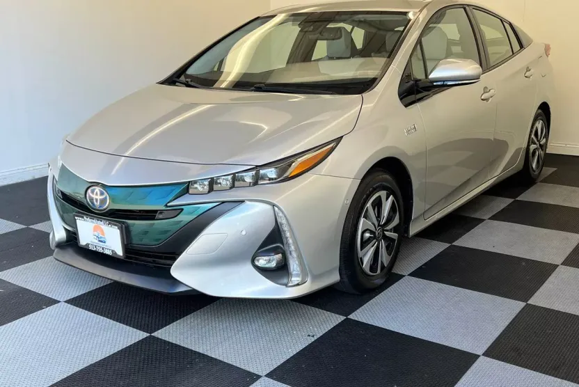 2017 Toyota Prius Plug-in Hybrid photo 1
