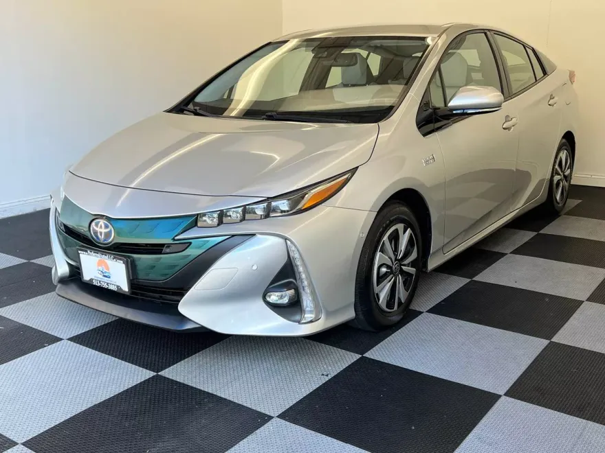 2017 Toyota Prius Plug-in Hybrid photo 1