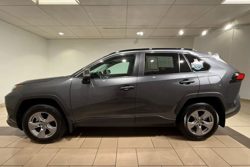 2022 Toyota RAV4 XLE photo 1