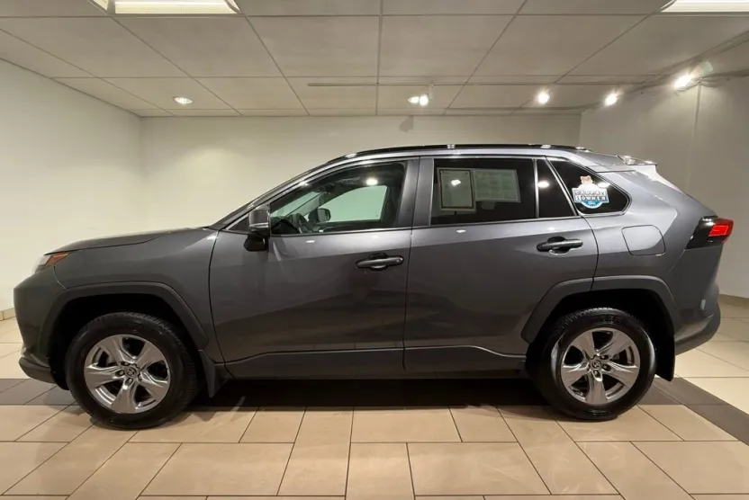 2022 Toyota RAV4 XLE photo 1