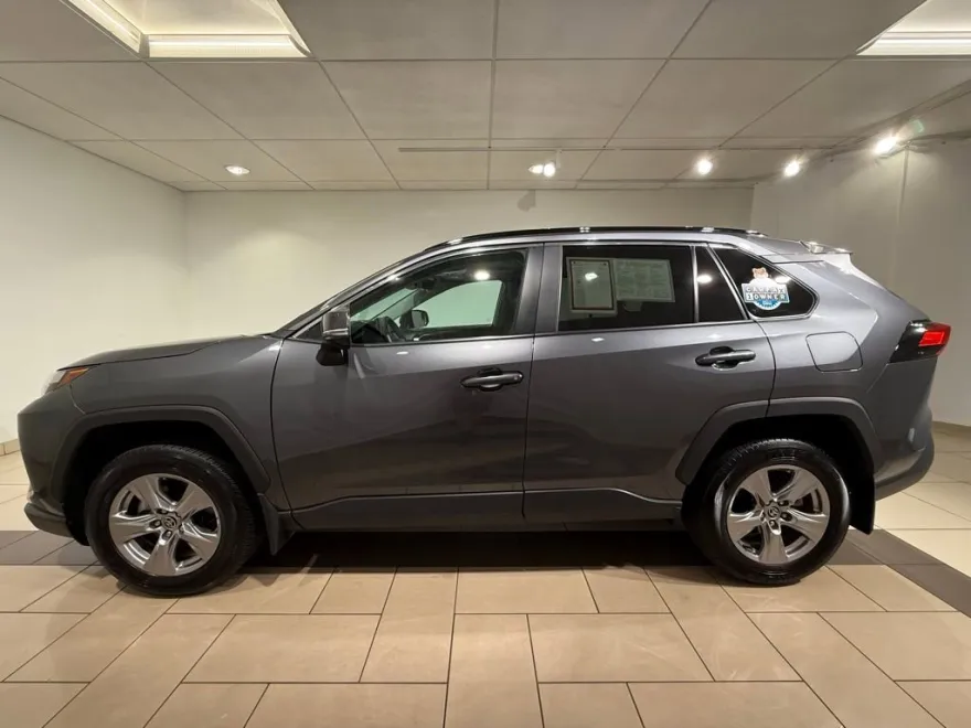 2022 Toyota RAV4 XLE photo 1