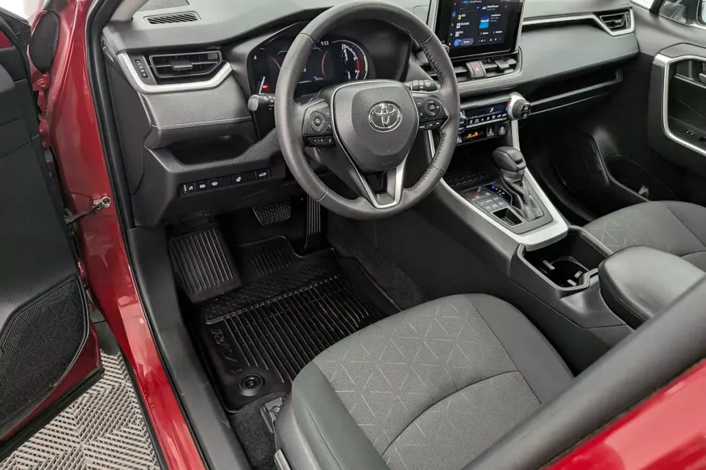 2024 Toyota RAV4 XLE photo 1