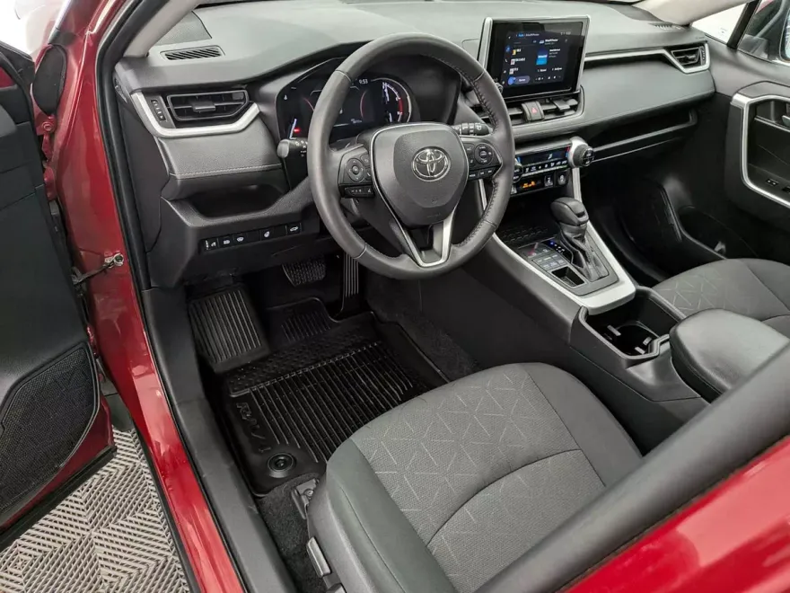 2024 Toyota RAV4 XLE photo 1