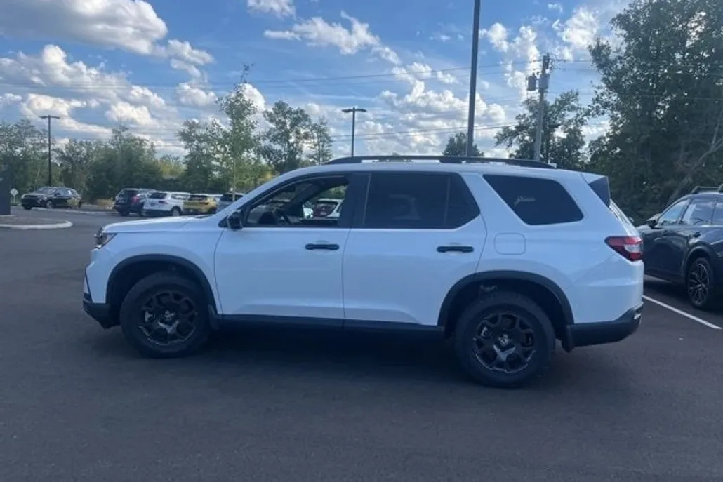 2025 Honda Pilot TrailSport photo 1