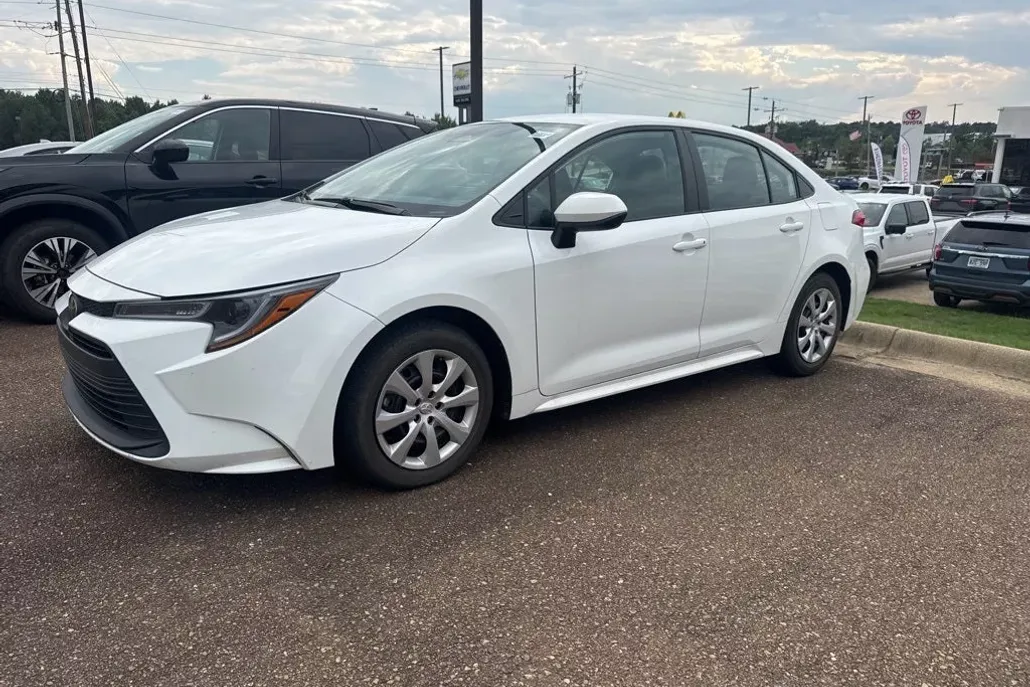 2023 Toyota Corolla LE photo 1