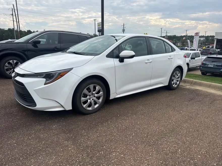2023 Toyota Corolla LE photo 1