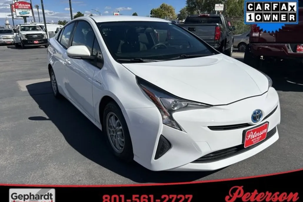 2016 Toyota Prius Two photo 1