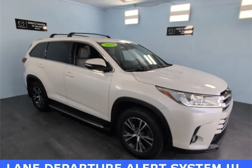2019 Toyota Highlander LE Plus photo 1