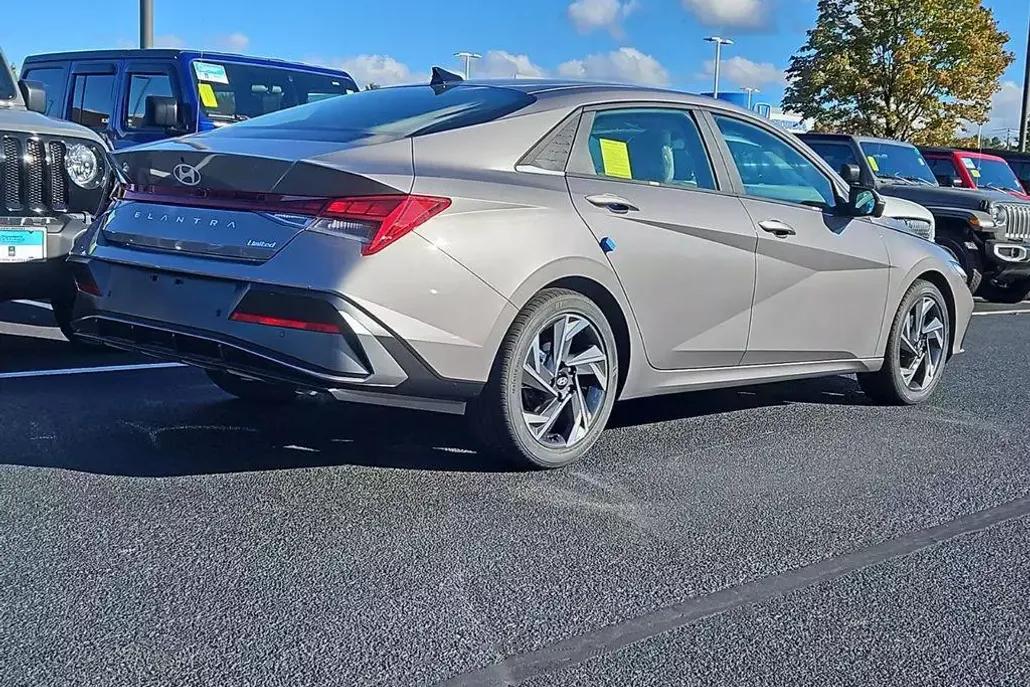 2025 Hyundai Elantra Limited photo 1