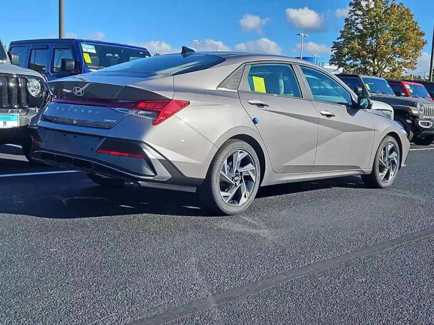 2025 Hyundai Elantra Limited photo 1