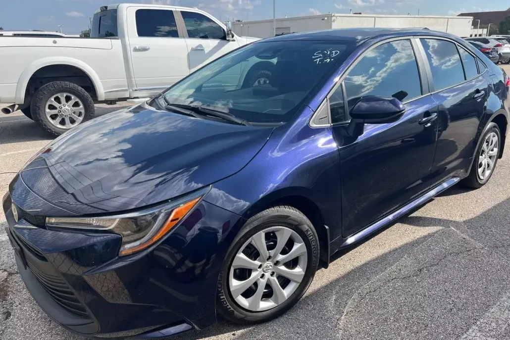 2025 Toyota Corolla LE photo 1
