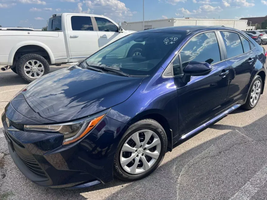 2025 Toyota Corolla LE photo 1