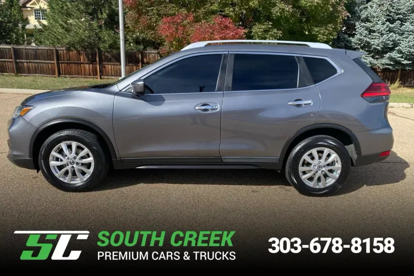 2017 Nissan Rogue SV photo 1