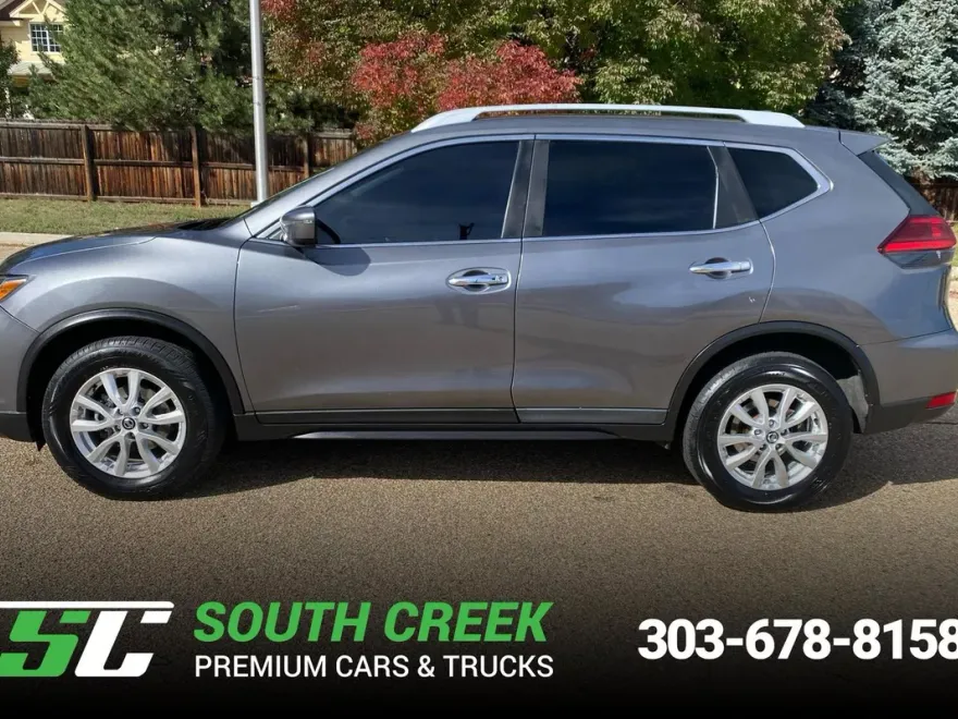 2017 Nissan Rogue SV photo 1