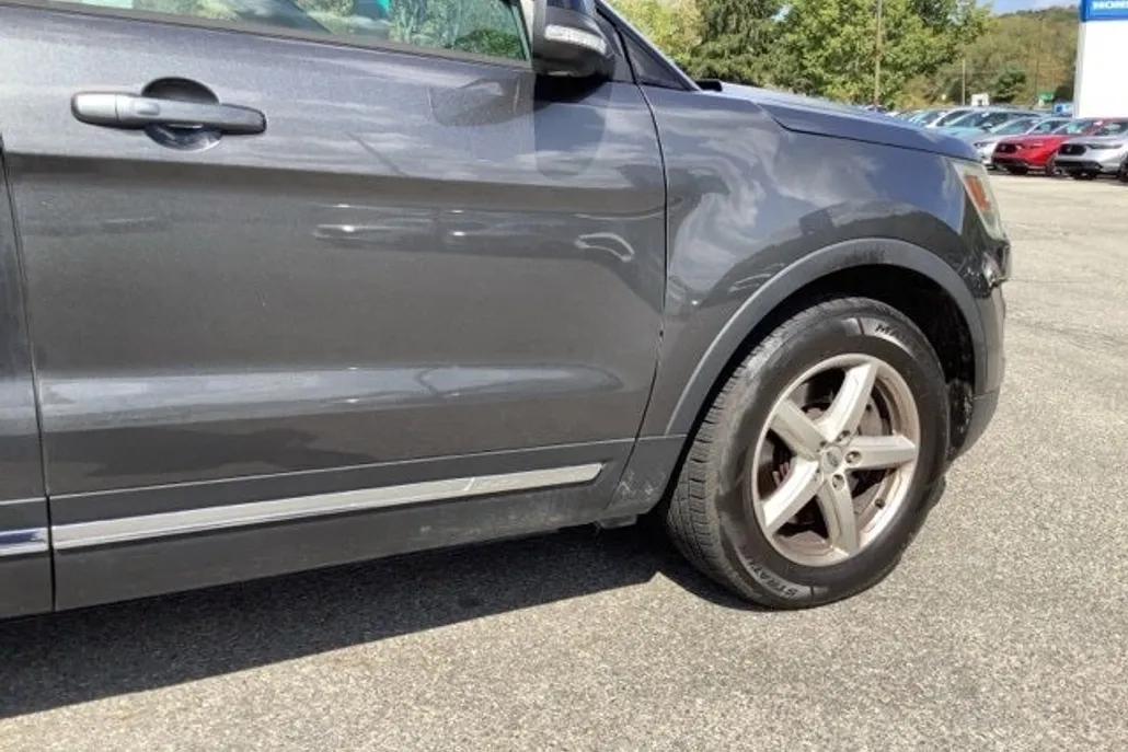2016 Ford Explorer XLT photo 1