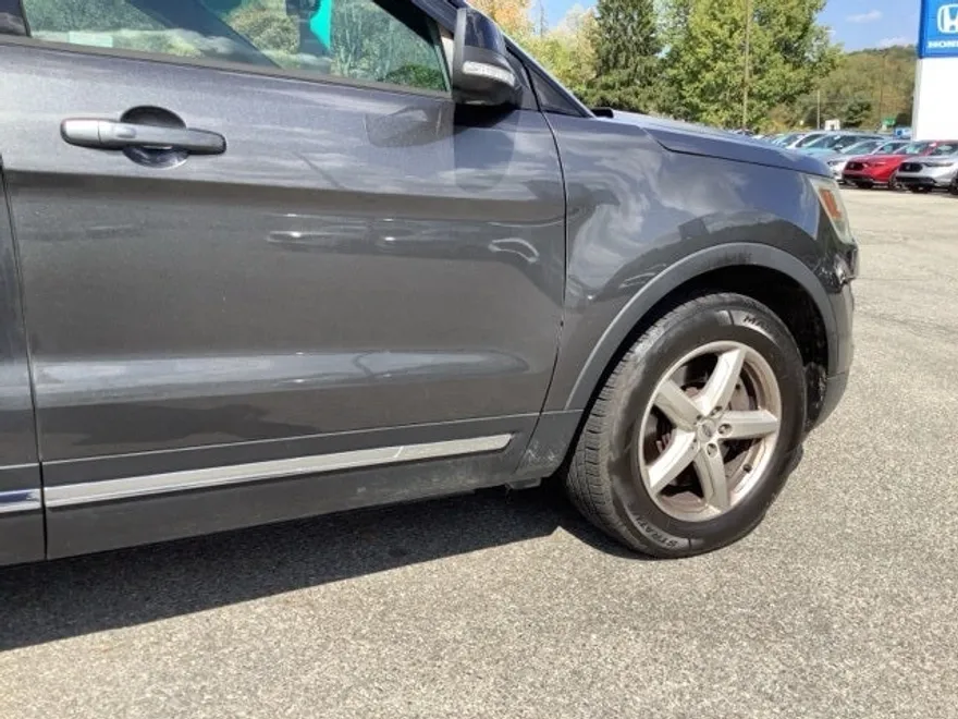 2016 Ford Explorer XLT photo 1
