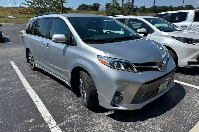 2020 Toyota Sienna Limited Premium photo 1