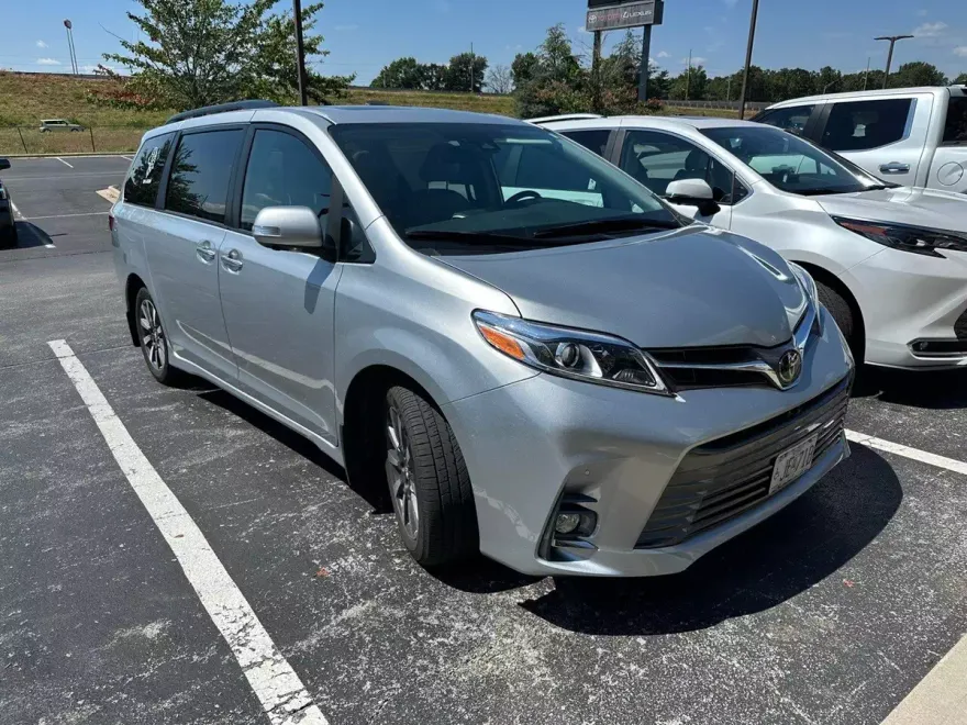 2020 Toyota Sienna Limited Premium photo 1