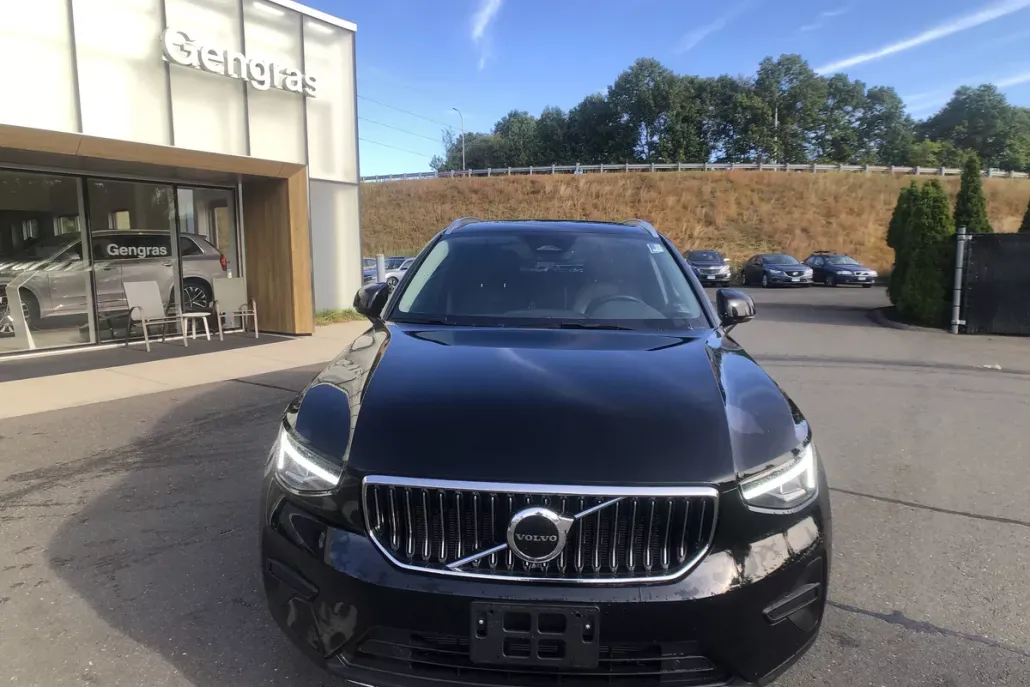2025 Volvo XC40 Core photo 1