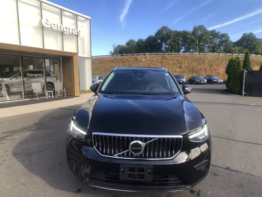 2025 Volvo XC40 Core photo 1