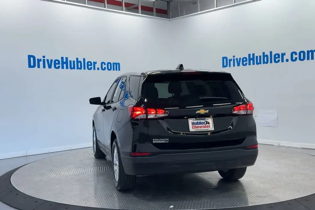 2022 Chevrolet Equinox LS photo 1