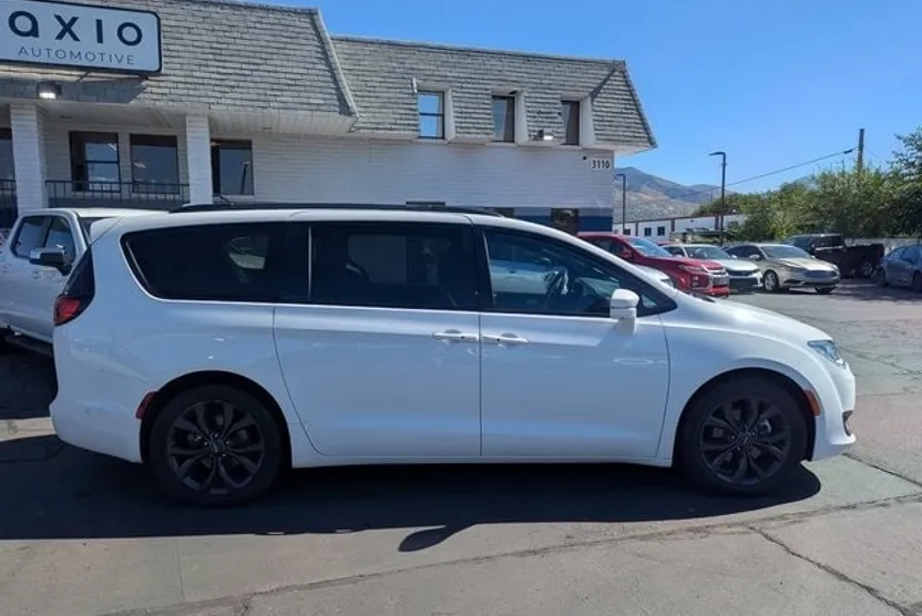 2018 Chrysler Pacifica Limited photo 1