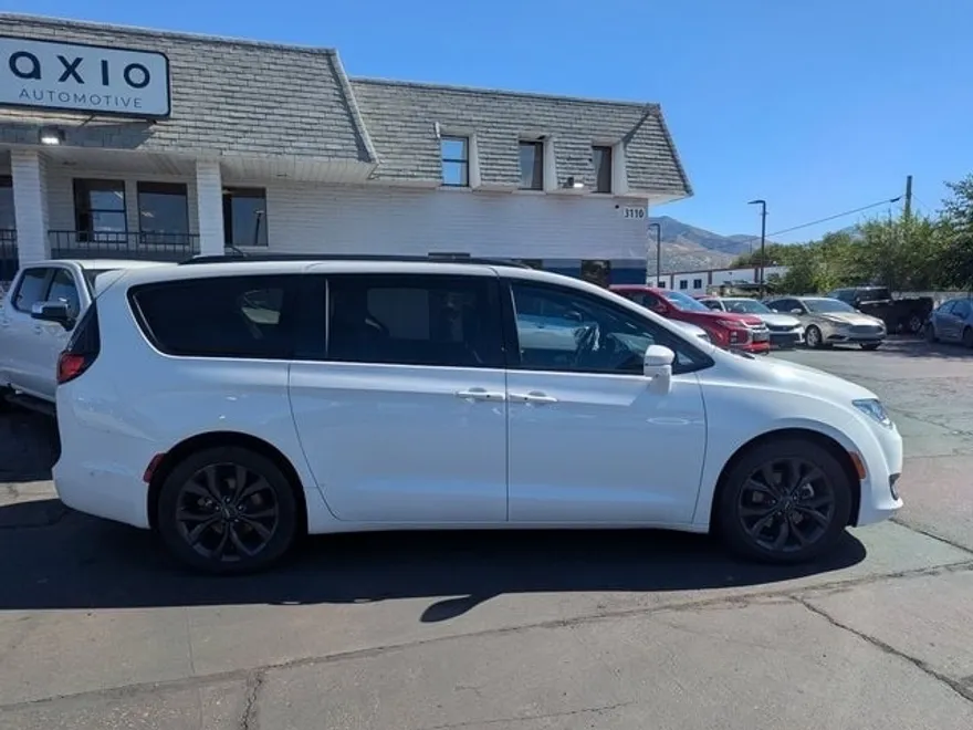 2018 Chrysler Pacifica Limited photo 1