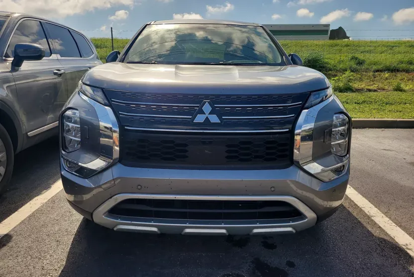 2023 Mitsubishi Outlander SE photo 1