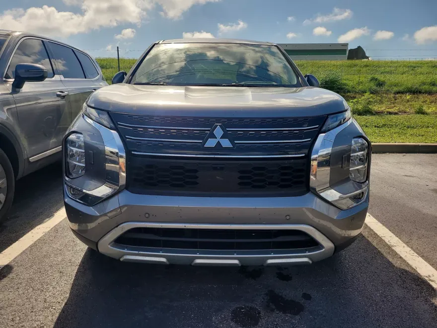 2023 Mitsubishi Outlander SE photo 1