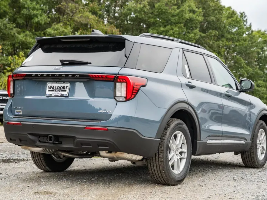 2025 Ford Explorer photo 1