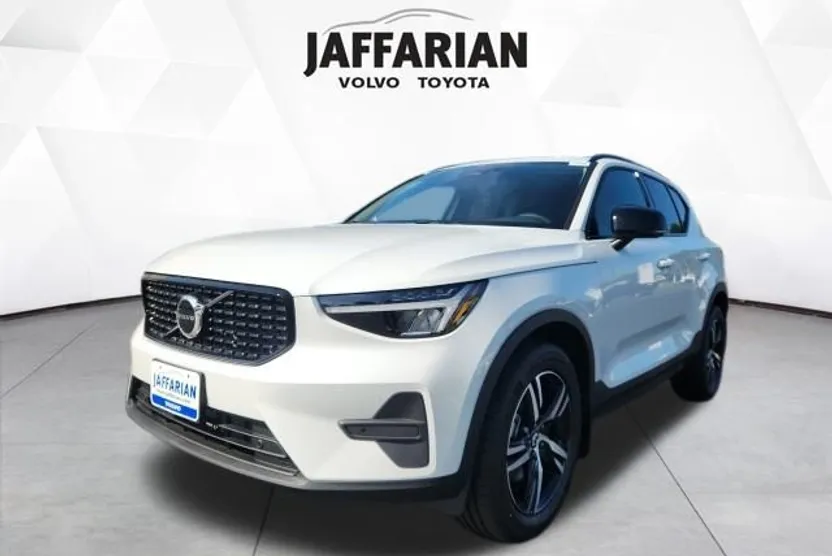 2026 Volvo XC40 Core photo 1