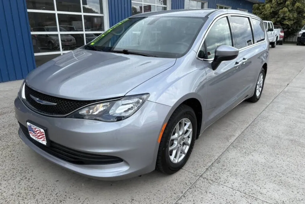 2020 Chrysler Voyager LX photo 1