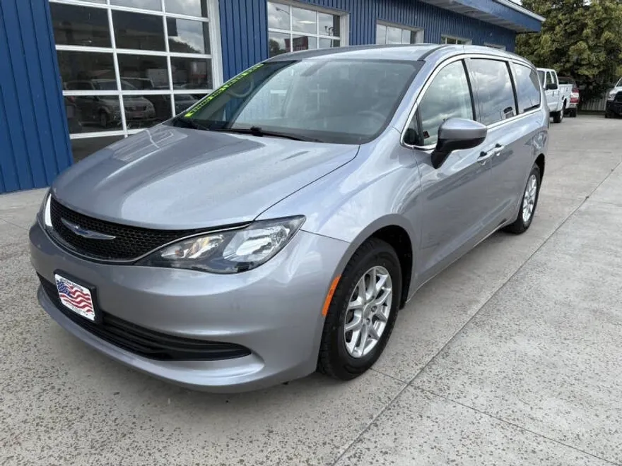 2020 Chrysler Voyager LX photo 1