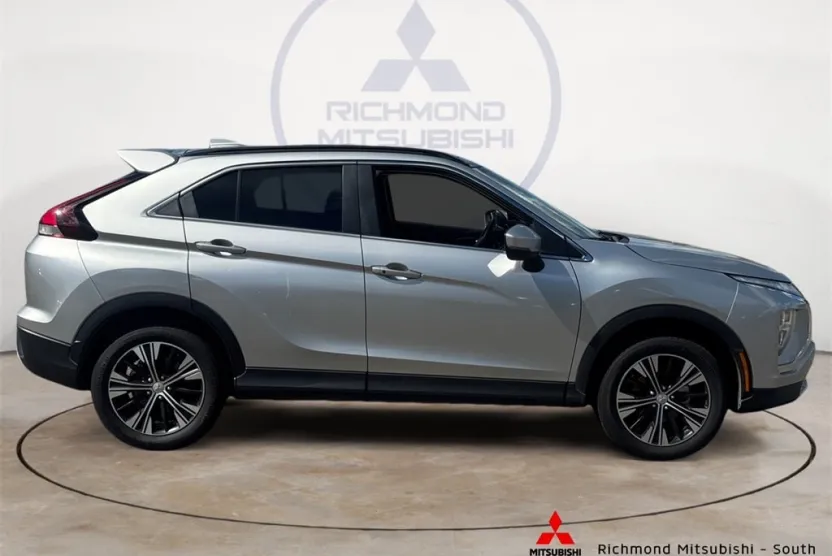 2022 Mitsubishi Eclipse Cross LE photo 1