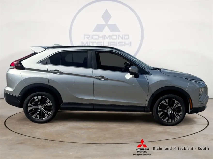 2022 Mitsubishi Eclipse Cross LE photo 1