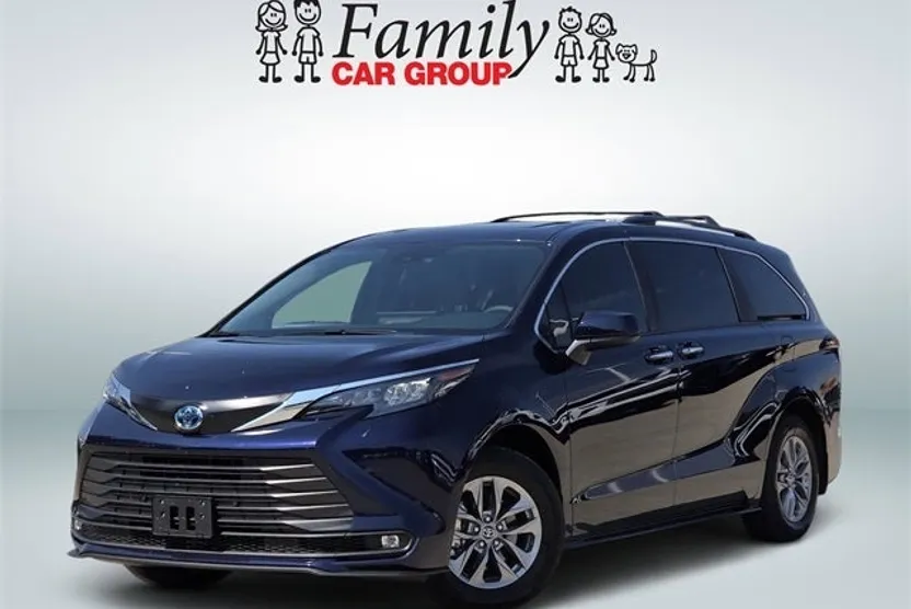 2025 Toyota Sienna XLE photo 1