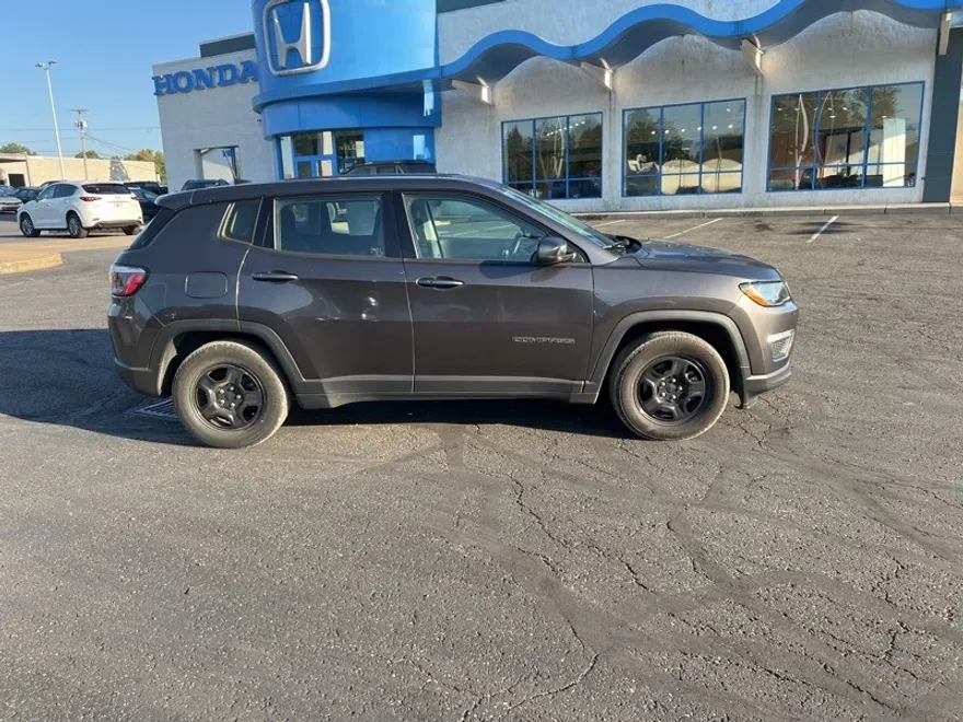2018 Jeep Compass Sport photo 1