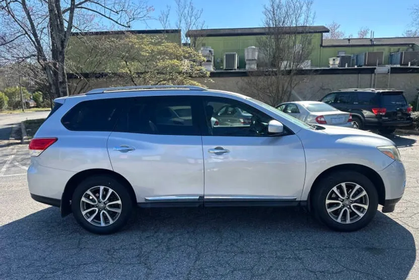 2013 Nissan Pathfinder SL photo 1
