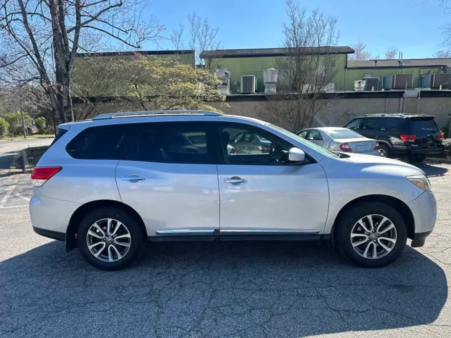 2013 Nissan Pathfinder SL photo 1