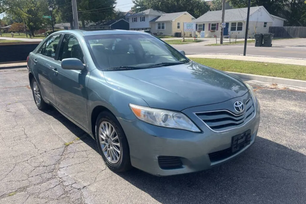 2010 Toyota Camry LE photo 1