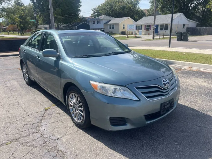 2010 Toyota Camry LE photo 1