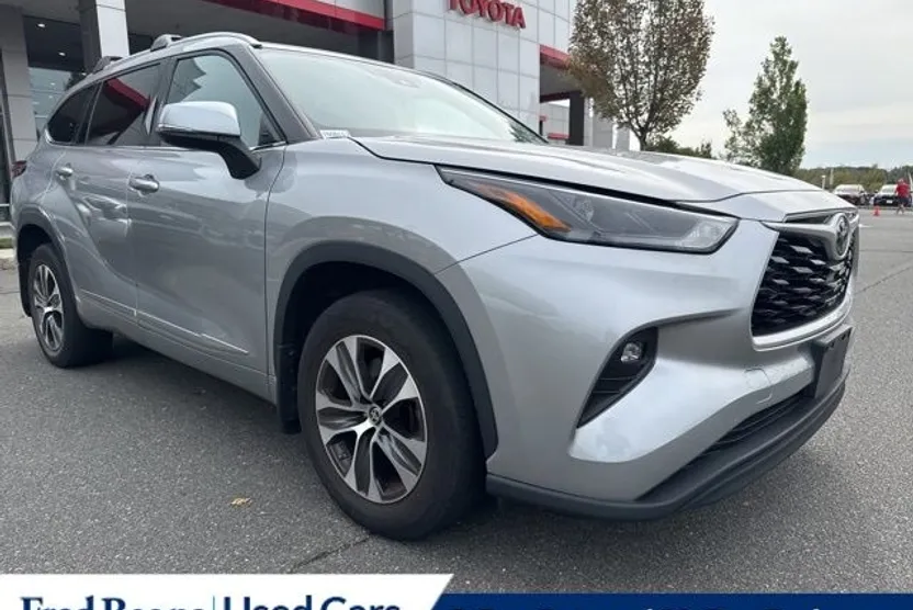 2022 Toyota Highlander XLE photo 1