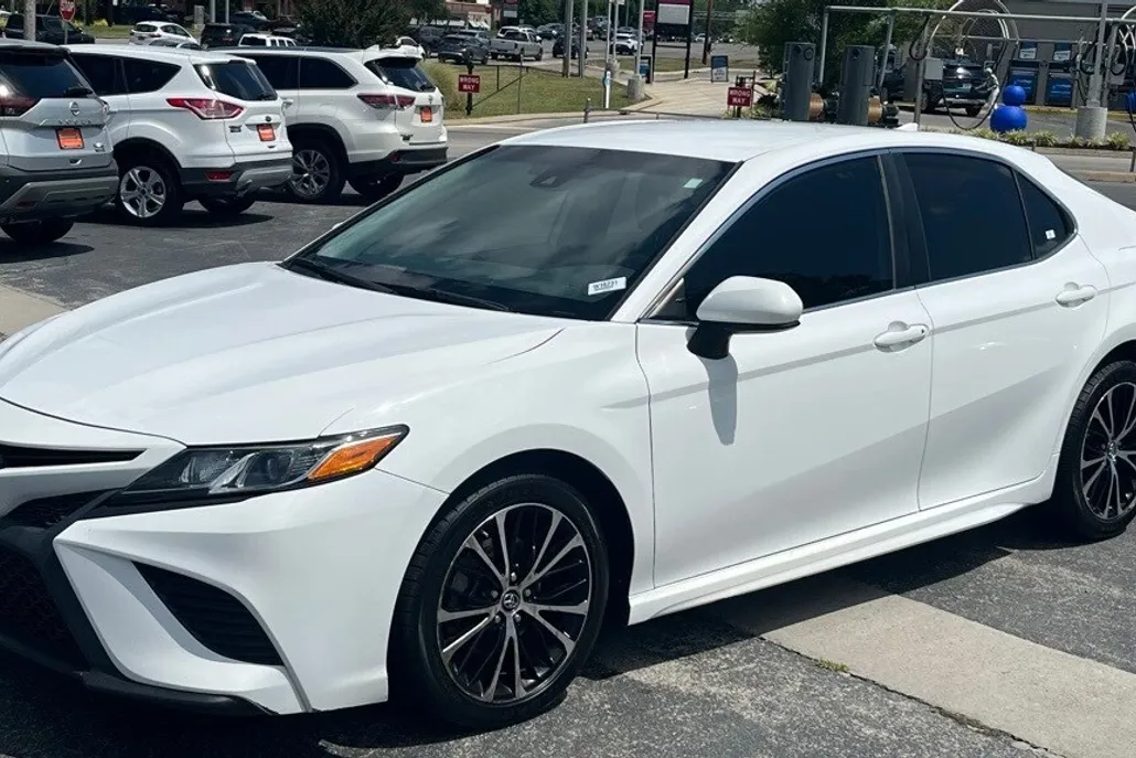 2019 Toyota Camry SE photo 1