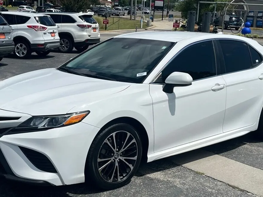 2019 Toyota Camry SE photo 1