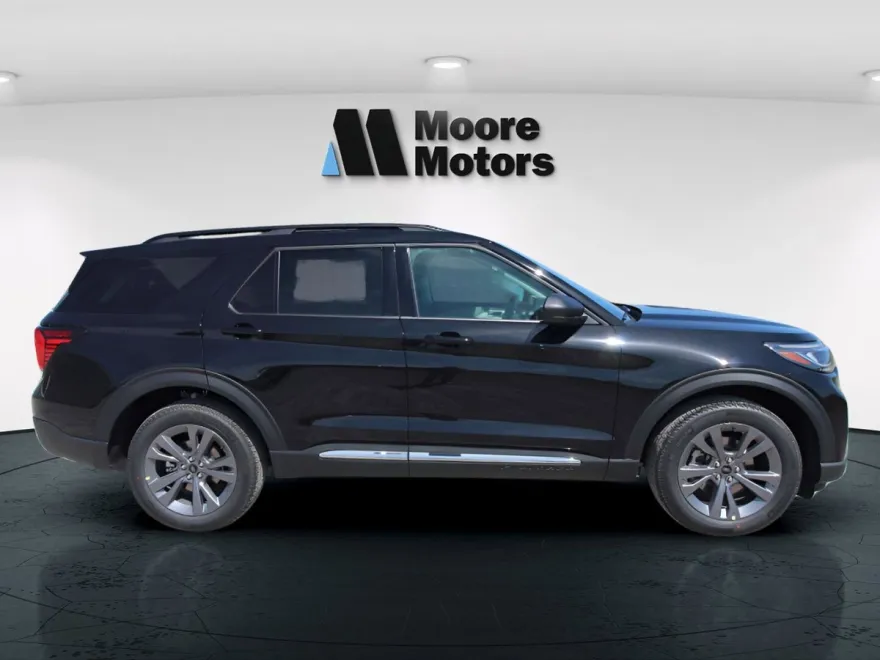 2025 Ford Explorer photo 1