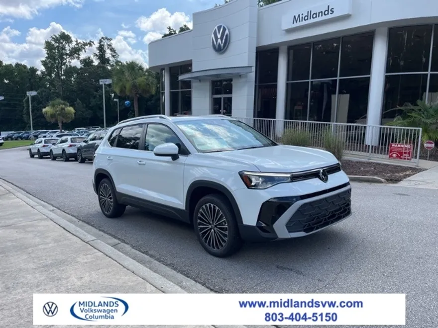 2025 Volkswagen Taos SE photo 1