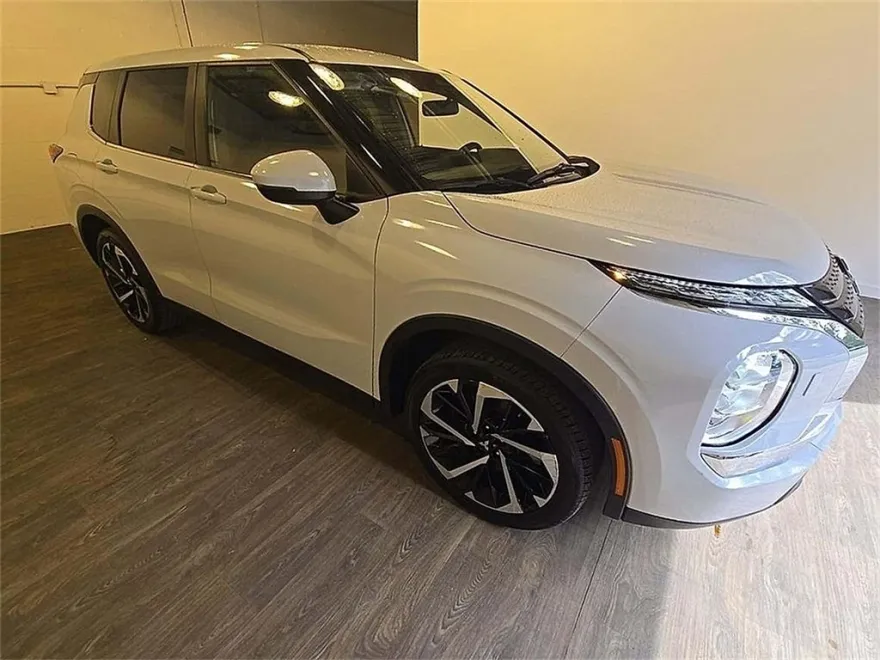 2022 Mitsubishi Outlander ES photo 1