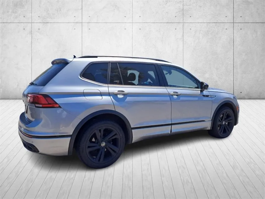 2023 Volkswagen Tiguan SE R-Line Black photo 2