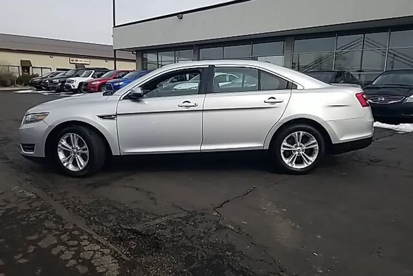 2018 Ford Taurus SEL photo 1